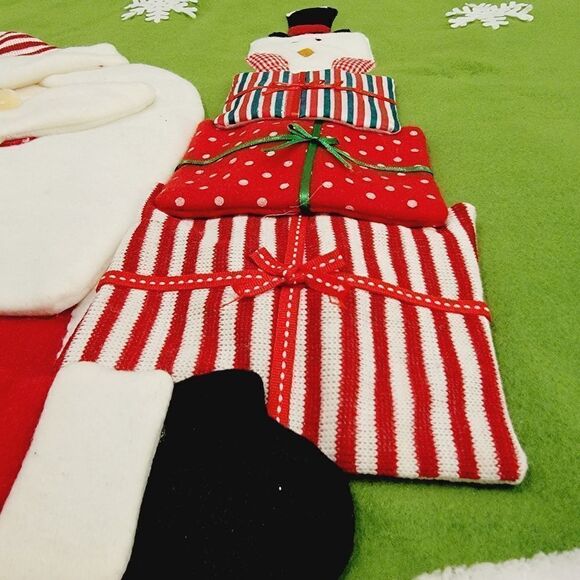 St. Nick's Choice Felt Embroidered Merry Christmas Tree Skirt 55" Diameter - Picture 4 of 7